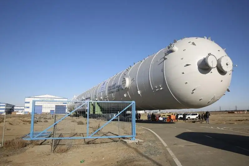 Уникальную колонну-сплиттер весом в 1200 тонн построили в Атырау