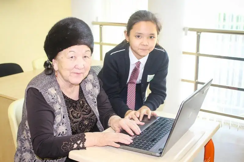 Атырауские школьники обучают пожилых пользоваться Интернетом