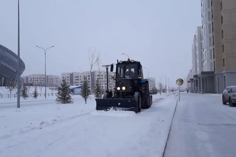 На уборку снега в Нур-Султане вышел 1431 дорожный рабочий