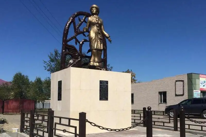 Памятник возлюбленной Балуана Шолака установили в Карагандинской области