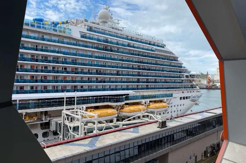 Шесть тысяч человек не могут покинуть круизный лайнер из-за китайской пары с симптомами коронавируса