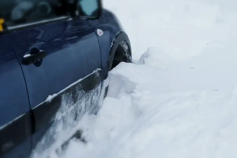 Снежный затор: троих человек эвакуировали с трассы в Акмолинской области