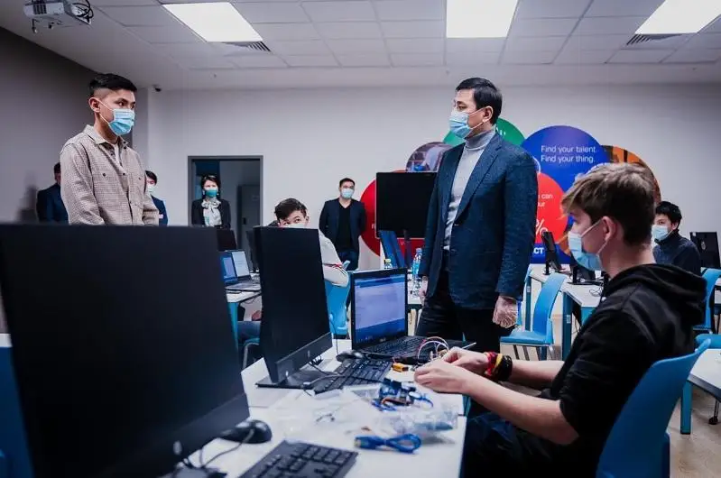 Проекты для помощи в борьбе с коронавирусом презентовали школьники акиму столицы