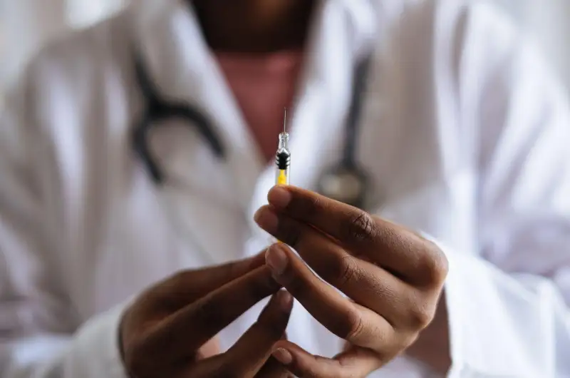 Индия начала первые испытания вакцины против коронавируса на людях