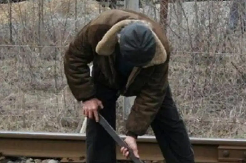 Пытавшихся разобрать железнодорожные пути мужчин задержали в Жезказгане