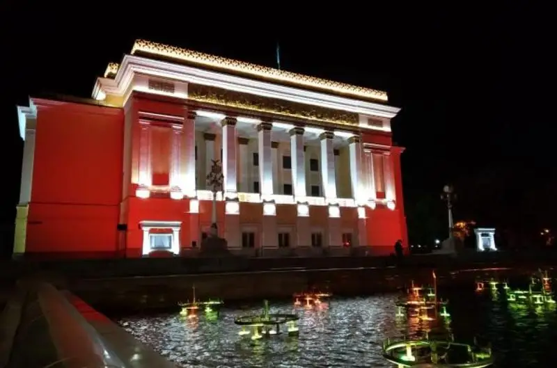 Здание ГАТОБ имени Абая подсветили красным в знак поддержки людей с заболеваниями крови