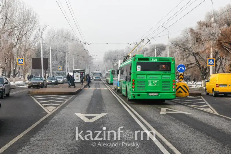 На каких улицах Алматы водители часто выезжают на спецполосы