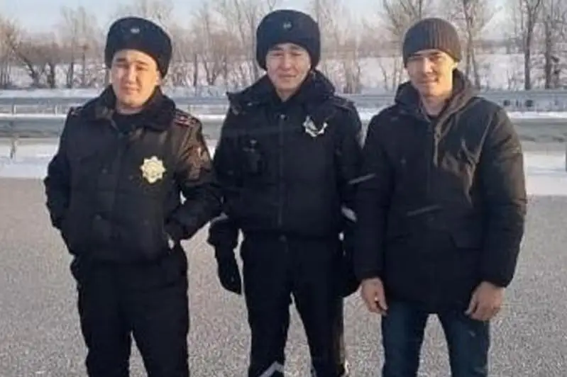 18 пассажиров спасли карагандинские полицейские на трассе