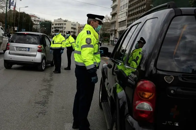 Коронавирус в мире: выход на улицу «по авторизации» в Греции и жесткий комендантский час во Франции