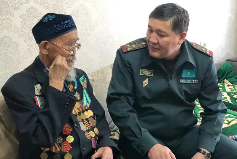Военные поздравили ветерана-фронтовика со столетием в Алматы