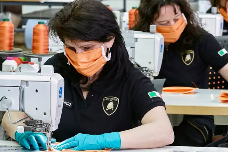 Lamborghini будет производить защитные экраны для лица и шить медицинские маски