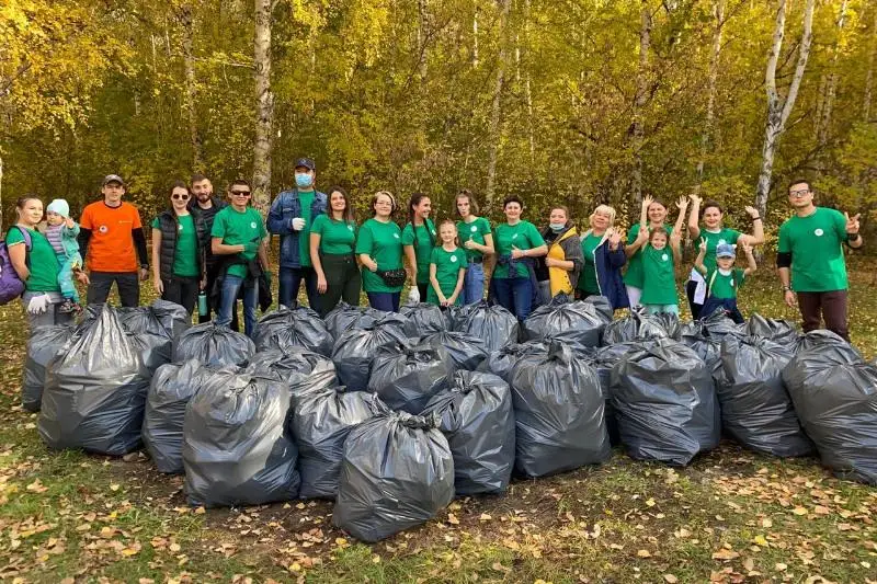Группа активистов устраивает субботники в Усть-Каменогорске