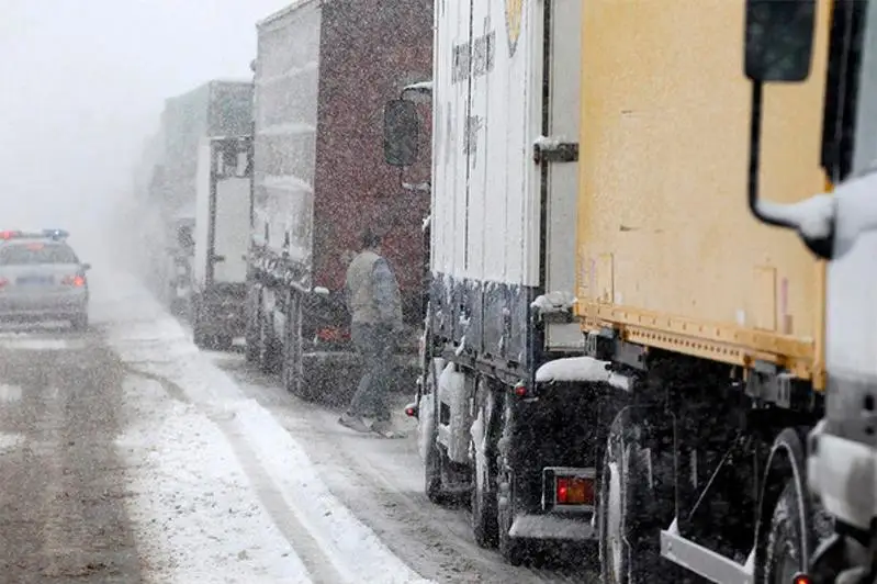 Грузовик перекрыл въезд на трассу Нур-Султан-Щучинск