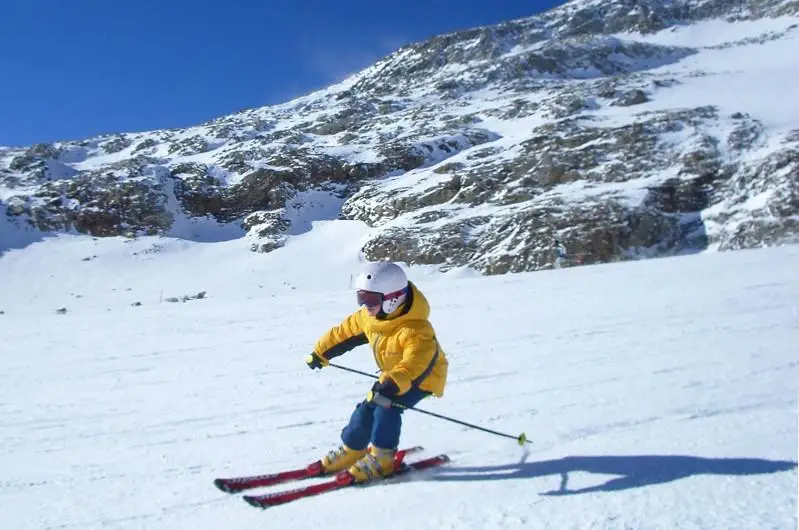 Детей  в Алматы бесплатно обучат катанию на горных лыжах