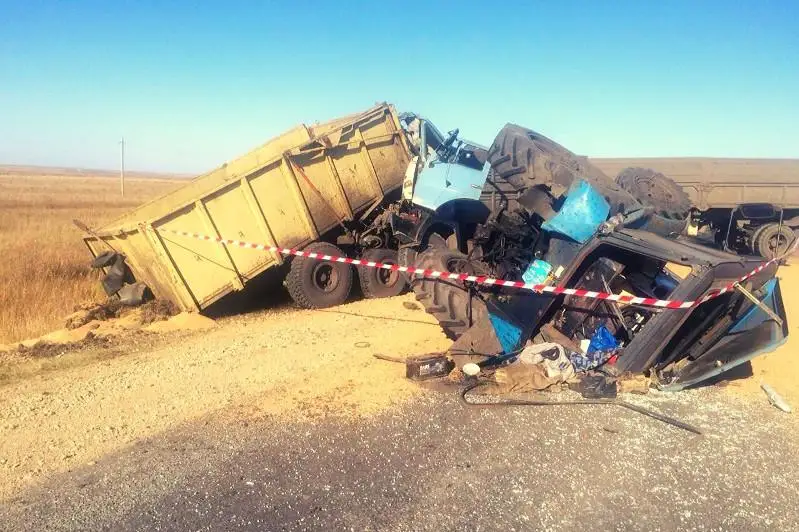 КАМАЗ столкнулся с трактором в СКО, один человек погиб