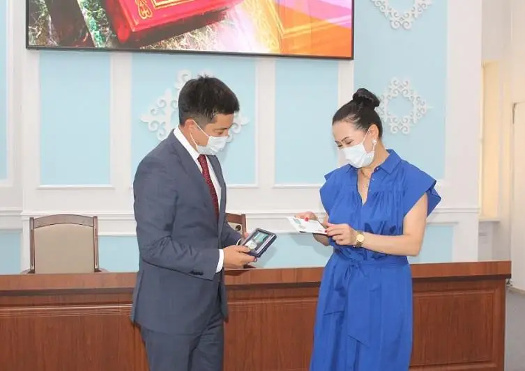 Бизнес-леди Уральска награждены медалями к 25-летию Конституции