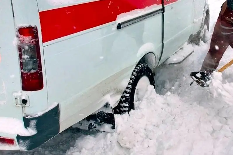 Автомобиль «скорой помощи» застрял в сугробе в Усть-Каменогорске