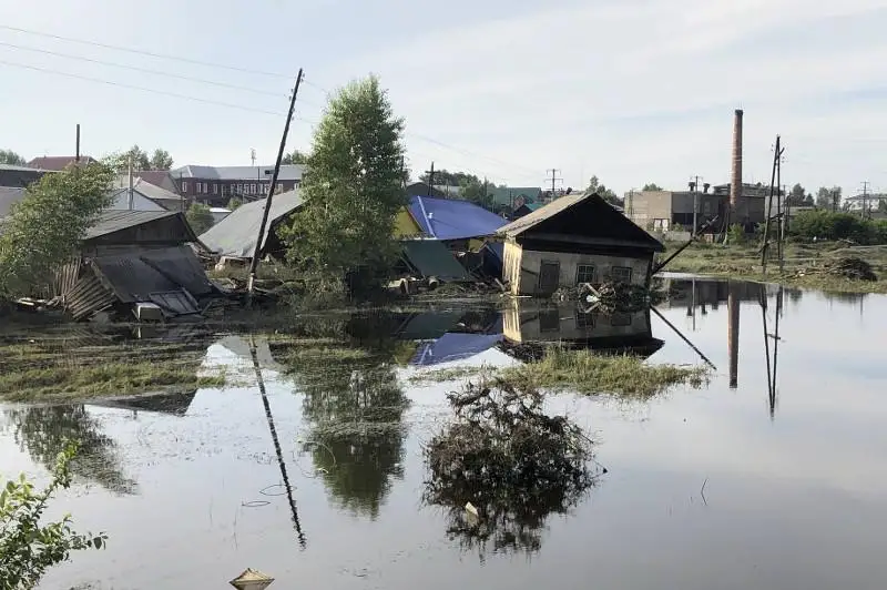 Вторая волна паводка в Сибири подтопила 475 домов