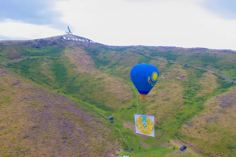В ВКО запустили воздушный шар с  флагом и гербом республики