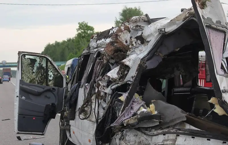 В Перми автобус врезался в здание: 10 пассажиров пострадали и один погиб