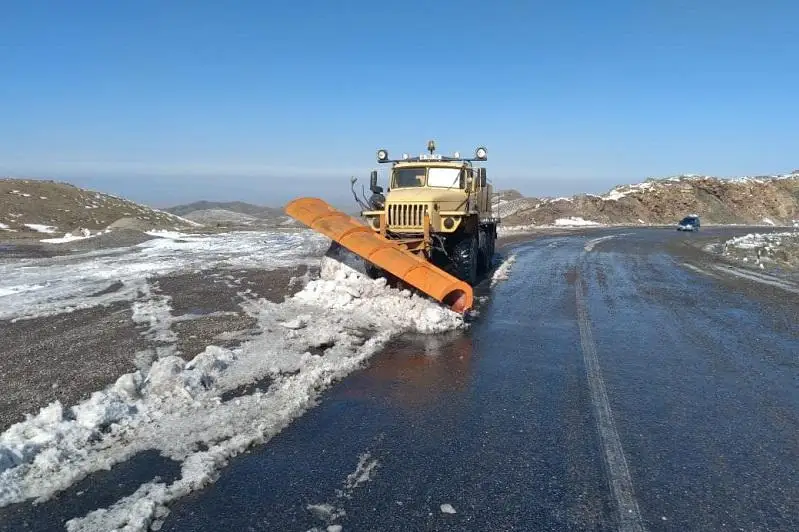 На дорогах Казахстана начались работы по зимнему содержанию