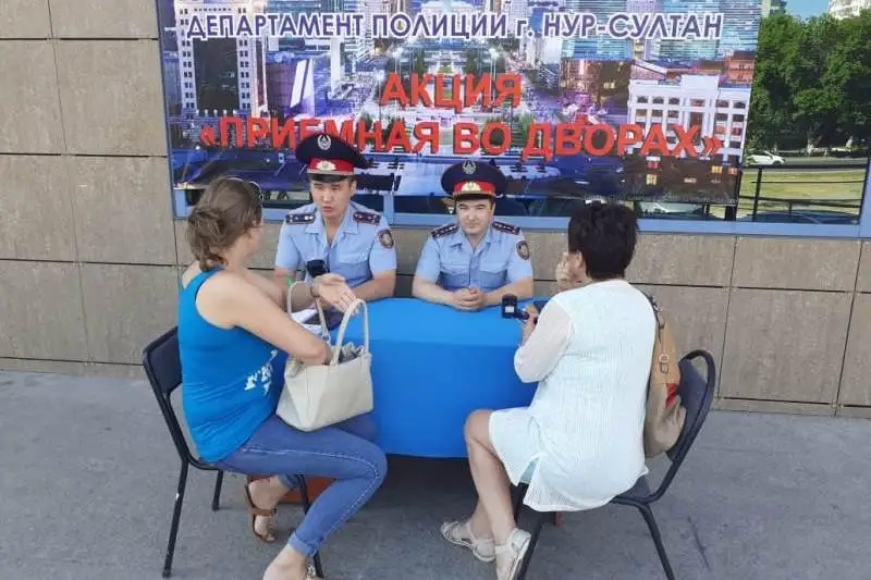 Во дворах более 40 жилых комплексов принимают граждан полицейские столицы