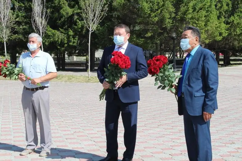 Цветы к памятнику Абаю и Пушкина возложили в Петропавловске