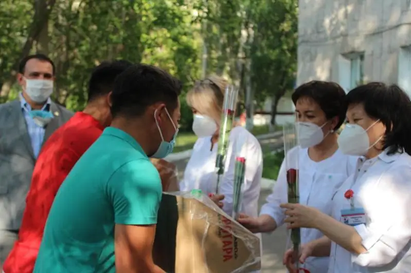 В Павлодаре спонсоры и партия «Nur Otan» передали в госпитали аппараты Боброва, медикаменты и продукты