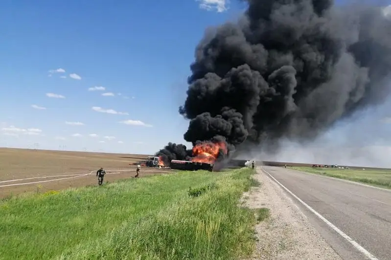 Бензовоз загорелся на трассе в Акмолинской области
