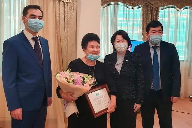 Акын-импровизатор Надежда Лушникова получила грамоту Президента РК «Құрмет»