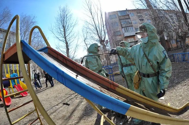 Военнослужащие РгК «Восток» продезинфицировали улицы в Павлодаре