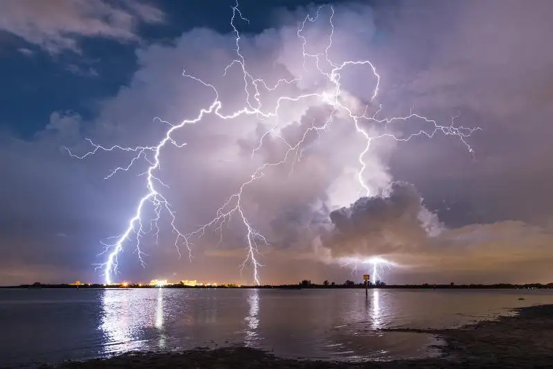 О грозе и граде предупредили жителей ряда областей страны