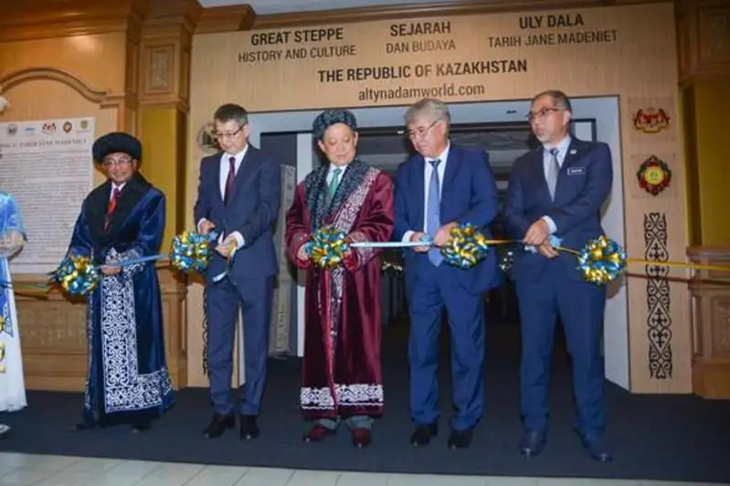 «Золотой человек» представлен в Малайзии