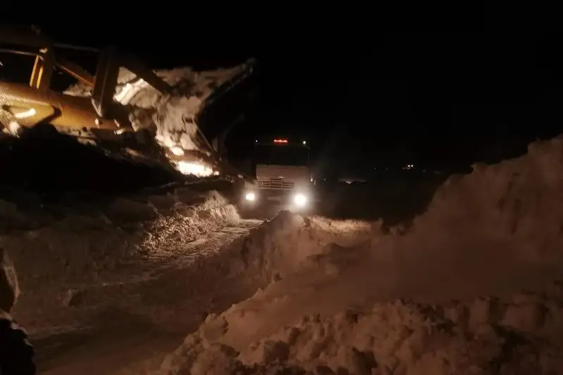 Застрявший в непогоду грузовик перекрыл трассу в ВКО