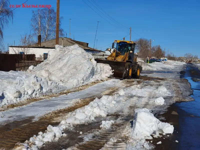 Начали вывозить снег и откачивать воду с улиц в сёлах близ города Аксу