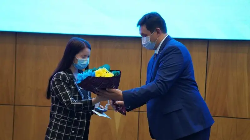 Отличившимся в борьбе с коронавирусом туркестанцам вручили медали «Халық алғысы»