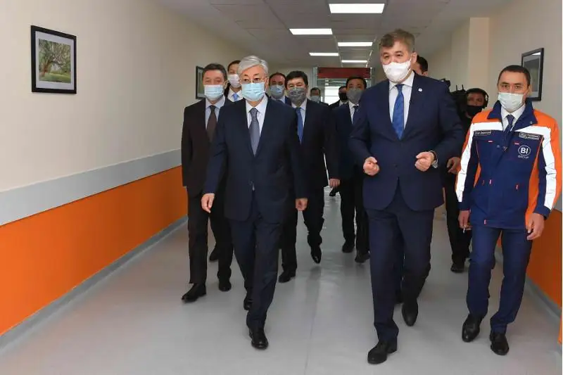 Президент Казахстана посетил модульную инфекционную больницу в Нур-Султане