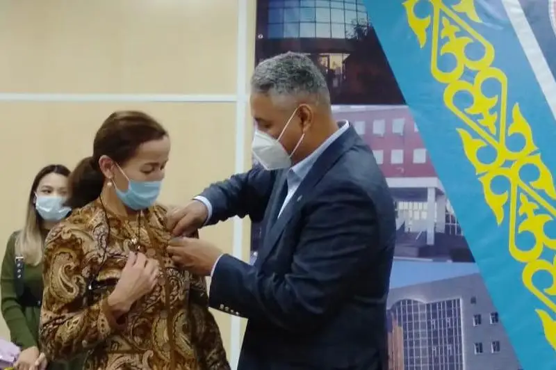 Медали за самоотверженный труд в борьбе с КВИ вручили актюбинским медикам