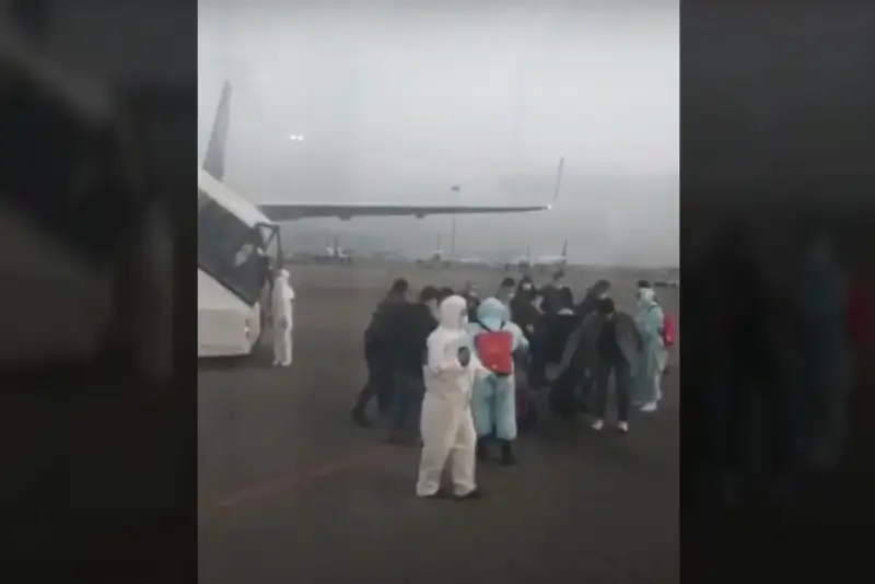 Борт с вахтовиками с Тенгиза прибыл в Алматы