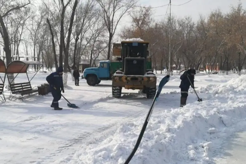Около 60 тысяч кубометров снега вывезли из парков и скверов Караганды за месяц