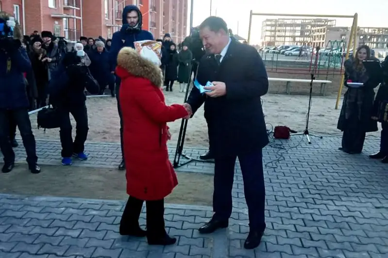 Жители Байконура получили ключи от новых квартир