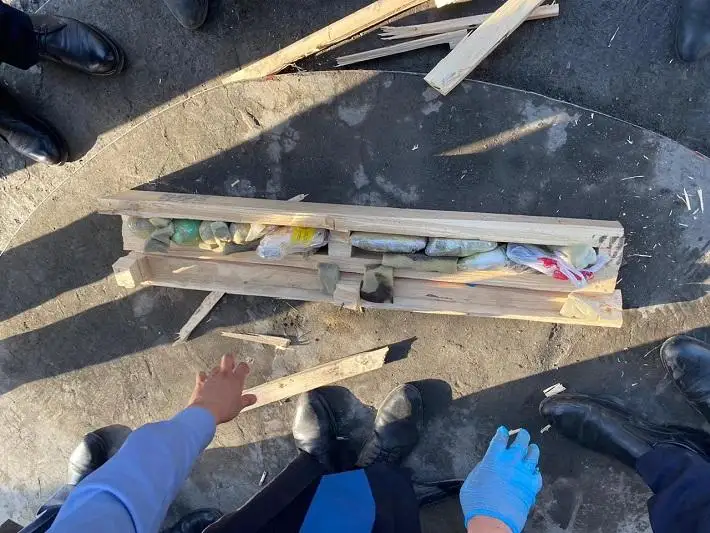 Крупную партию запрещенных предметов пытались пронести в колонию в ВКО