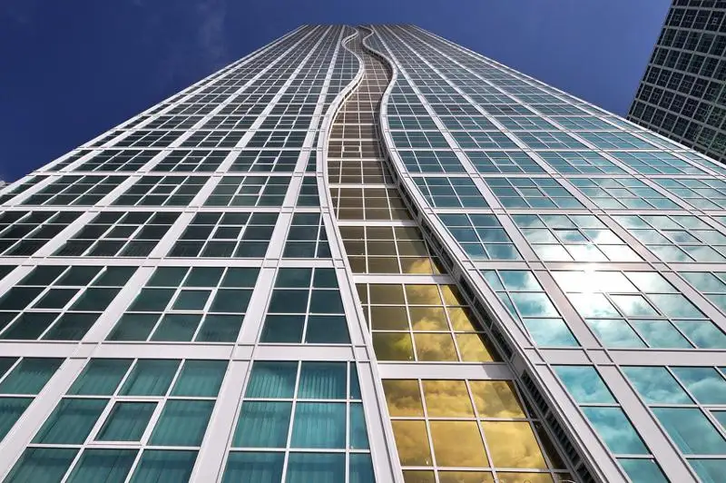 На аварийное состояние высотного жилого комплекса в столице пожаловалась жительница