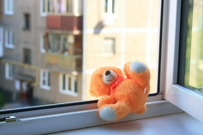 Трехлетний ребенок выпал из окна четвертого этажа в Алматы