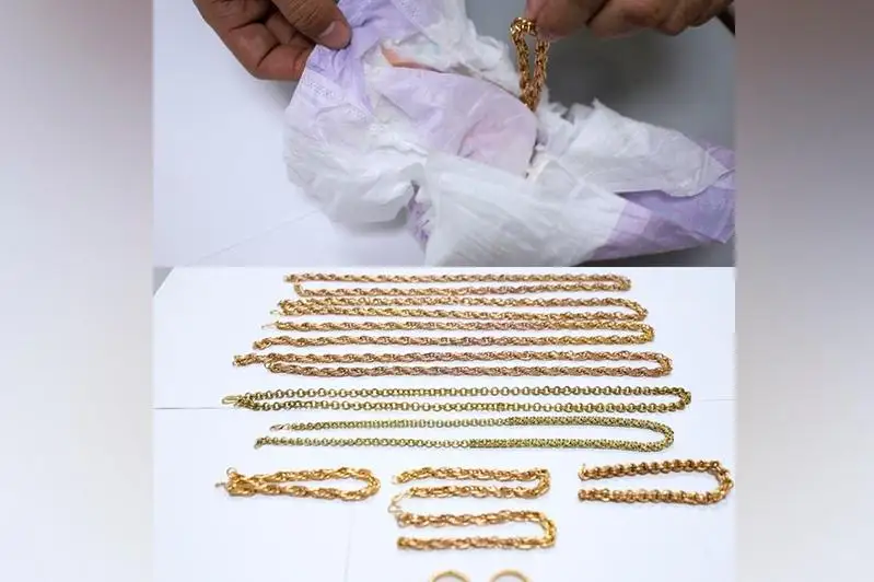 Бабушка планировала перевезти в Казахстан золотые изделия в подгузниках внука