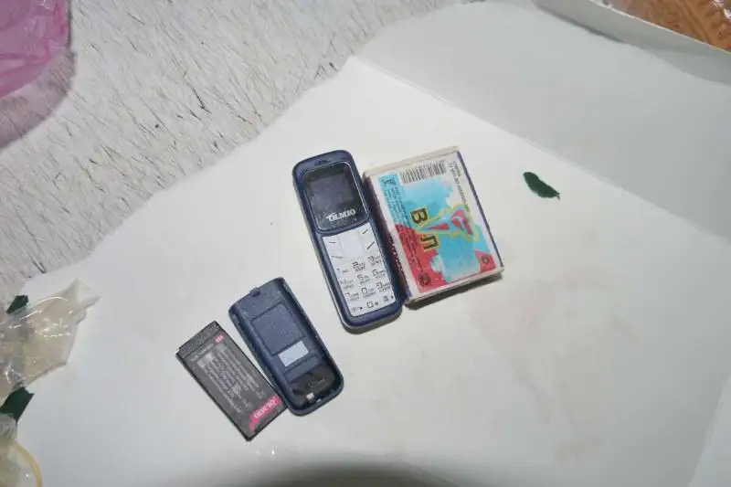 Телефон размером со спичечный коробок пытались пронести в колонию ЗКО