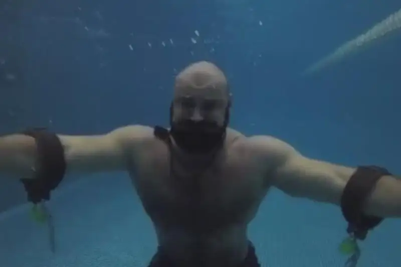 Трюк Гудини: как казахстанский палуан разрывал цепи под водой