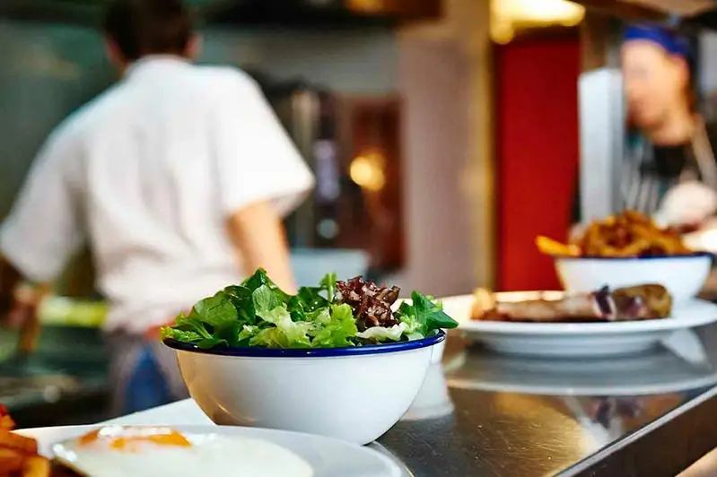 Экс-сотрудник ДГД избил заведующую кафе в Актюбинской области