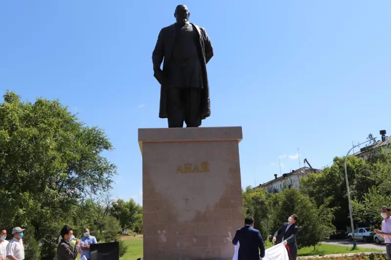 Памятник великому Абаю установили в Кентау в День столицы