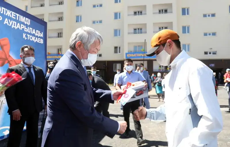 90 семьям-очередникам вручили ключи от новых квартир в Таразе